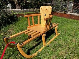 Holzschlitten mit Kindersitz