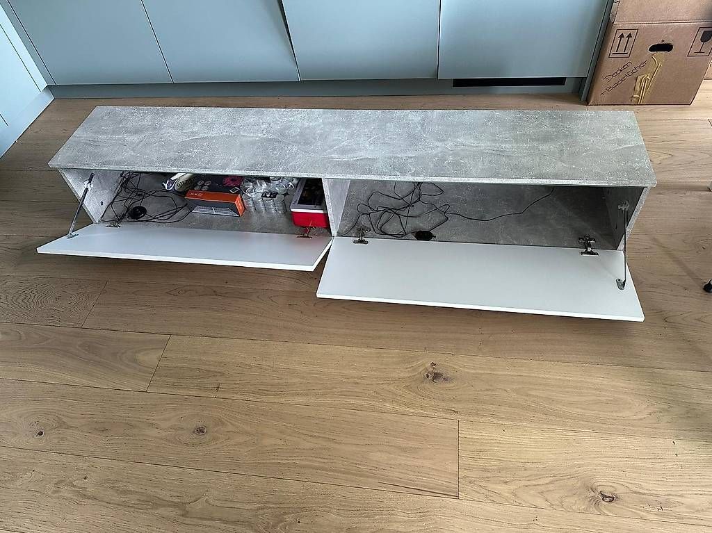 Mobili TV: TV Longboard – Usato da Winznau venduto da bon_58n6