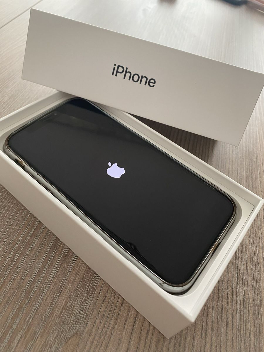 Apple Handys / Smartphones: iPhone X 256GB Silver + étui Guess – Gebraucht aus Delémont von Emi-98 8