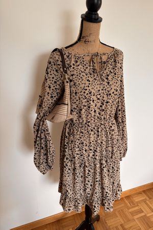 Süsses Sommerkleid mit Blumenmuster, Grösse XL