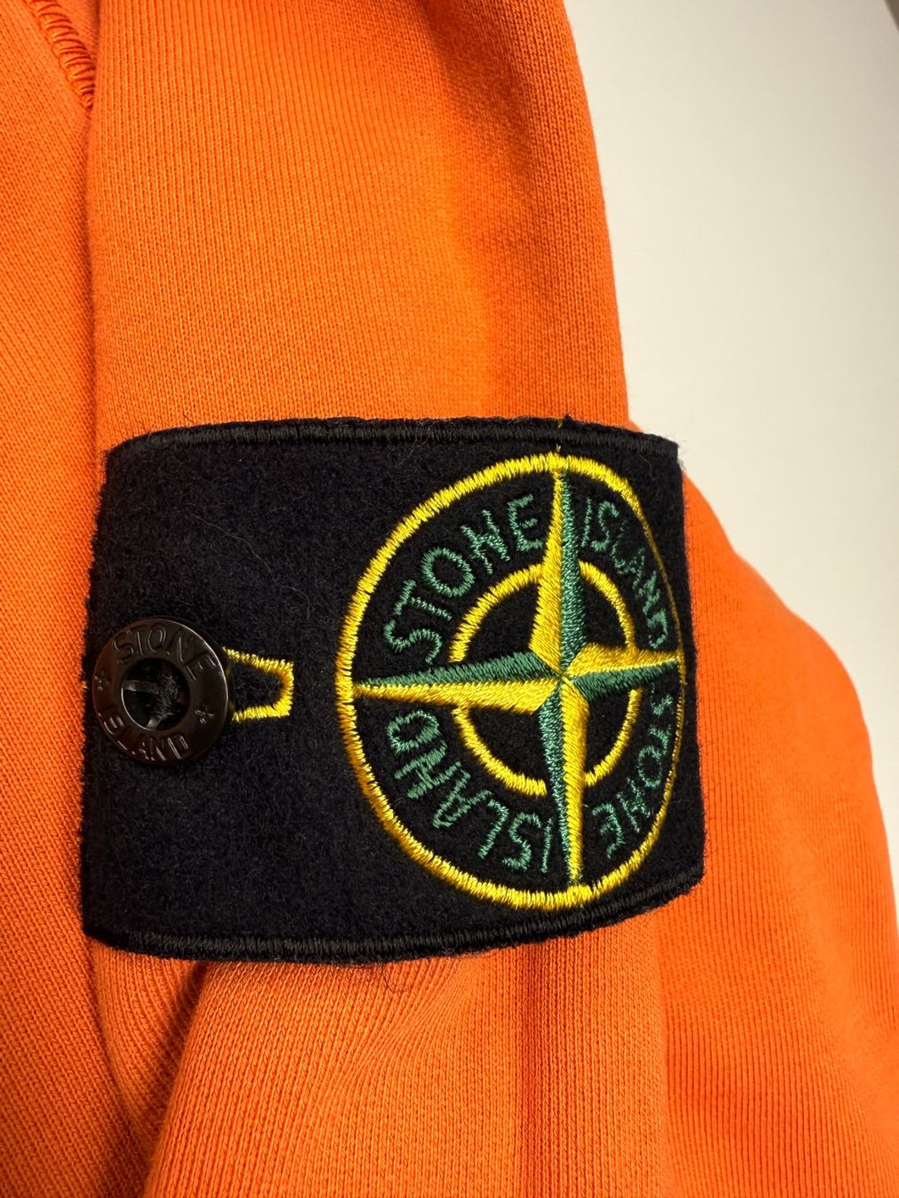 Stone Island Maglioni & Felpe: Stone Island Pullover Orange, Top Zustand, Grösse M – Usato da Luzern venduto da Shakwes 2