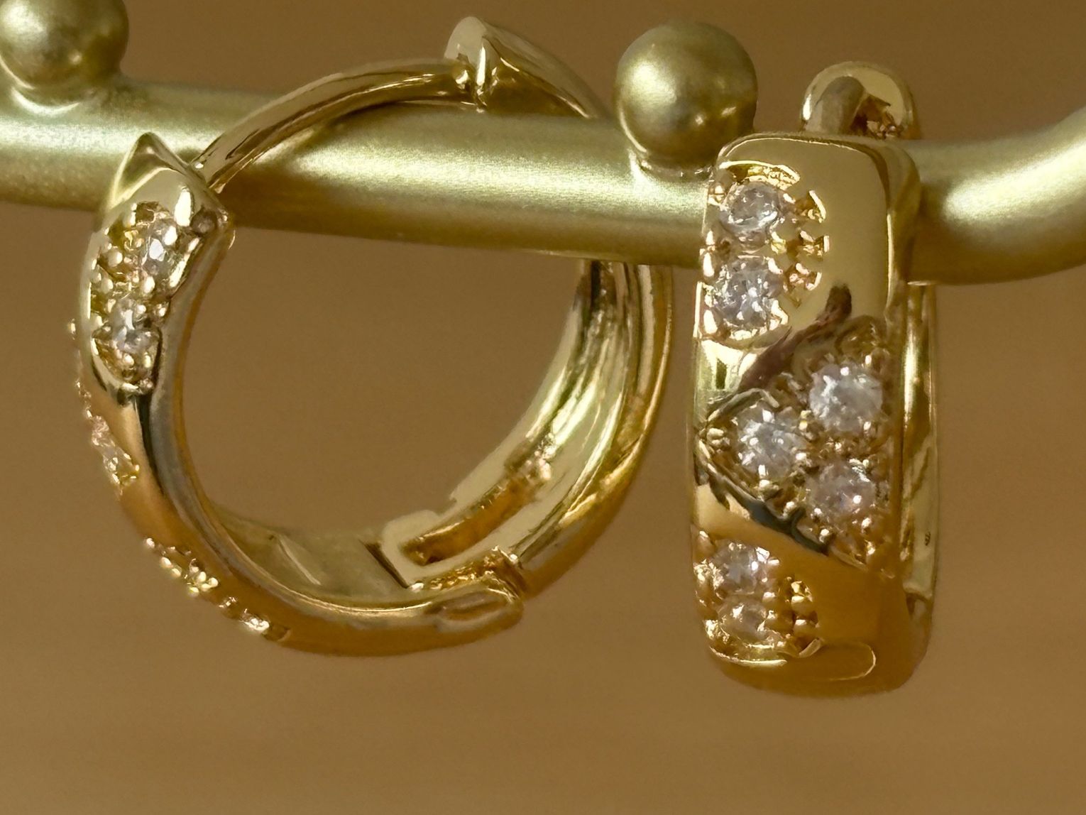 Ohrringe & -stecker: Luxus Elegante Mini Ohrstecker Farbe :Gold / Weiss – Neu (gemäss Beschreibung) aus Biel-Bienne von Roserosse13