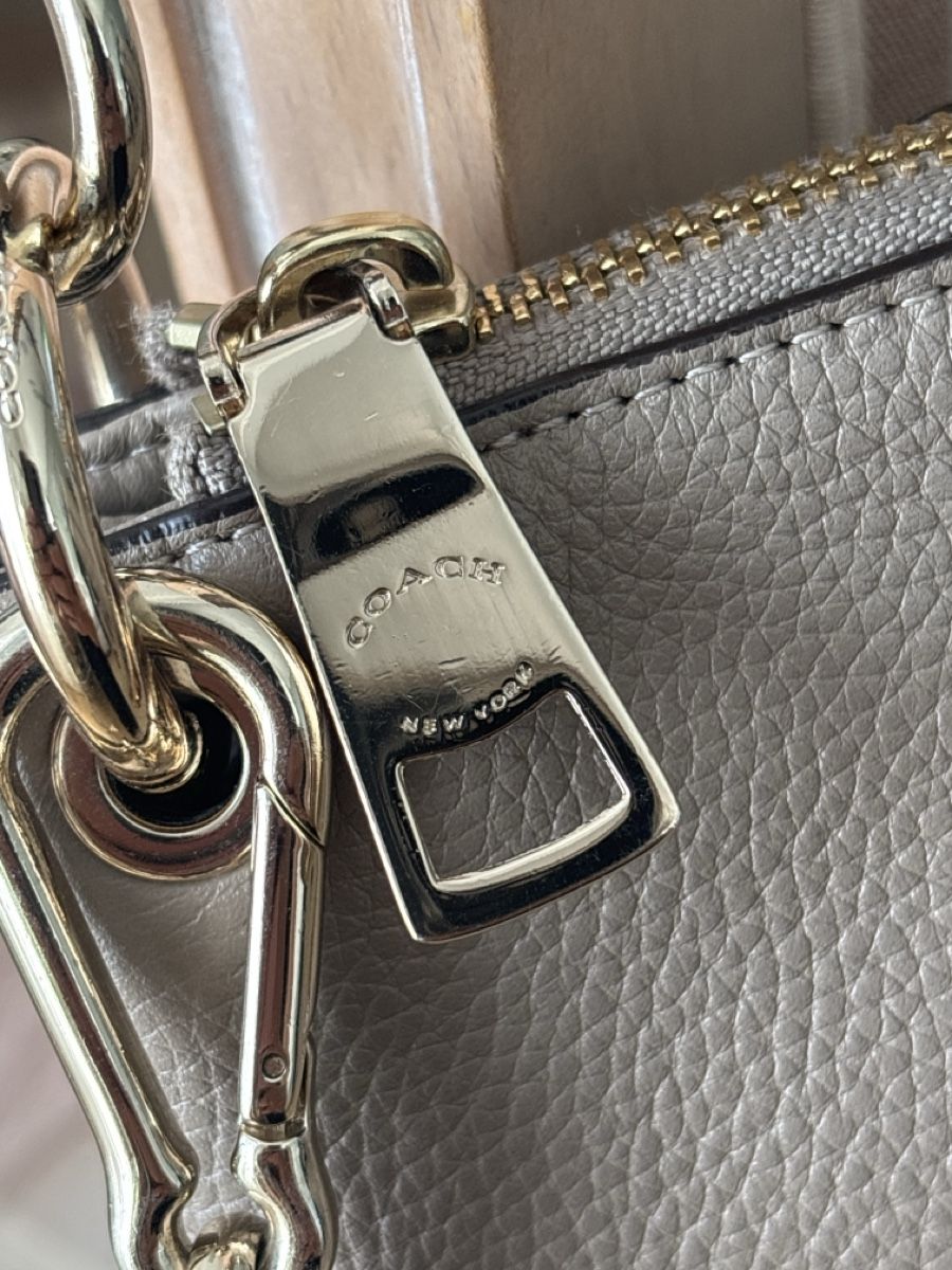 Coach Borse da donna: Coach beige geprägtes Logo – Usato da langenthal venduto da rundholz7 2