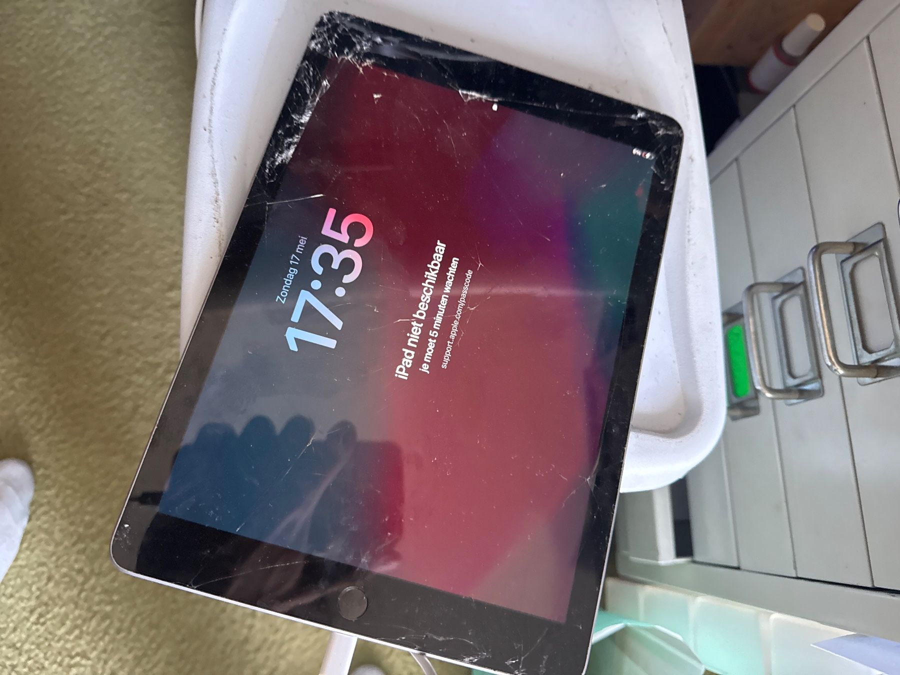 Apple Tablet PC: Ipad 6. Generation - A1893 - icloude – Difettoso da Olten venduto da HoYa01 2