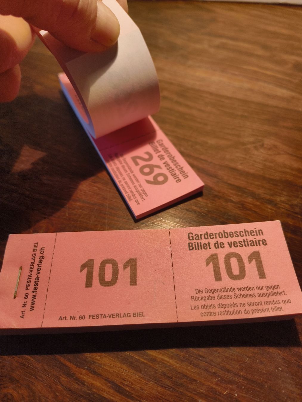 Guardaroba: 2 Blöcke Garderobescheine rosa – Nuovo (secondo la descrizione) da stettlen venduto da VintageBern_ch 4