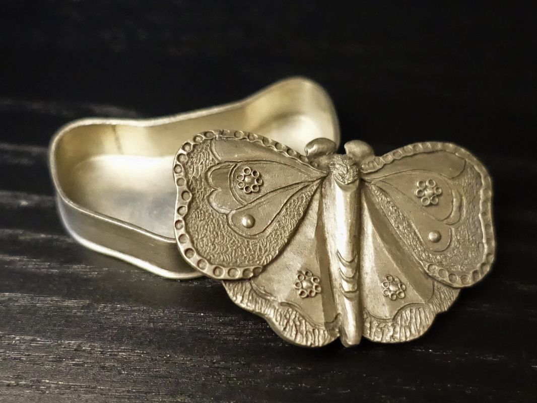 Contenitori & Simili: Zinndose / Dose / Schatuelle Schmetterling – Usato da Russikon venduto da Eulenfeder 1