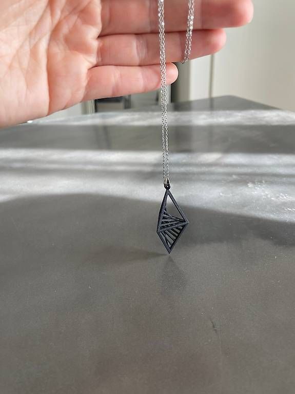 Ketten: Triangular Rhombus Necklace – Neu (gemäss Beschreibung) aus Lausanne von generation 2