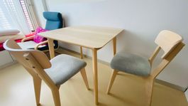 Tisch und 2 Stühle