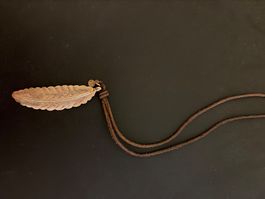 Halskette Réjane Rosenberger, Feder an Lederarmband.