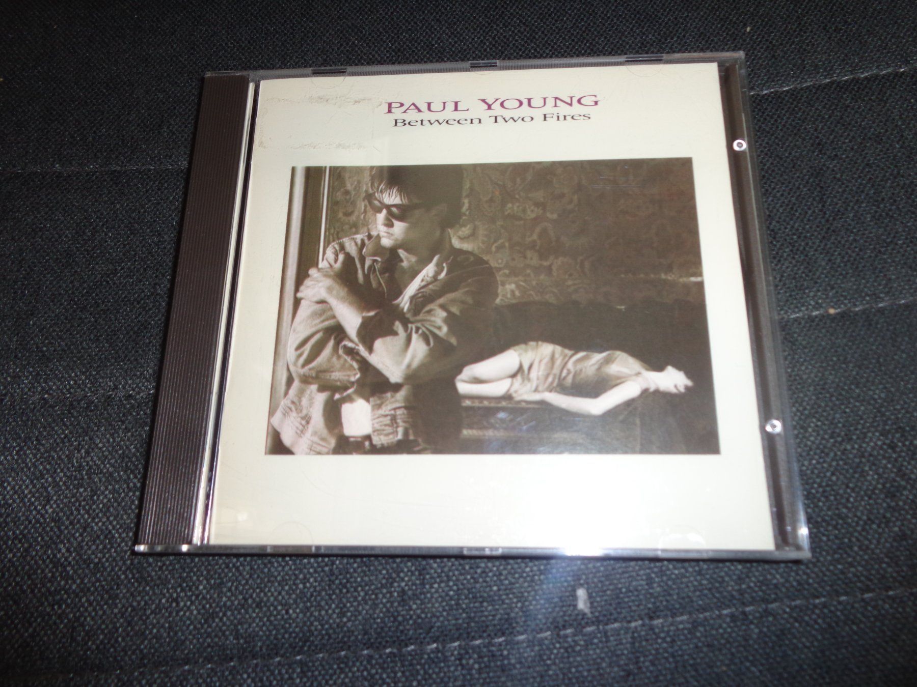 CD: Paul Young - Between two Fires CD – Usato da Olten venduto da Disc-Ausverkauf