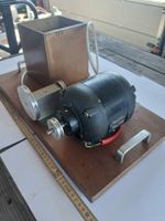 Seltenes Vintage Getriebe, Elektromotor auf Holzplatte
