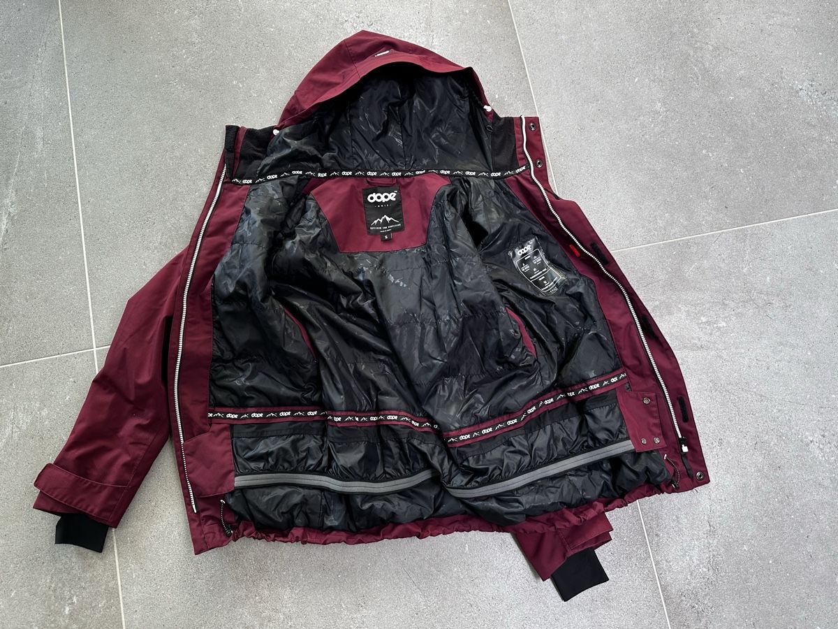 Dope Giacche: Giacca da sci DOPE rosso bordeaux taglia S – Usato da Ponte Capriasca venduto da mac_mac 3