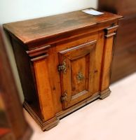 Antik-Kommode. Schätzungsweise 250 jahre alt!