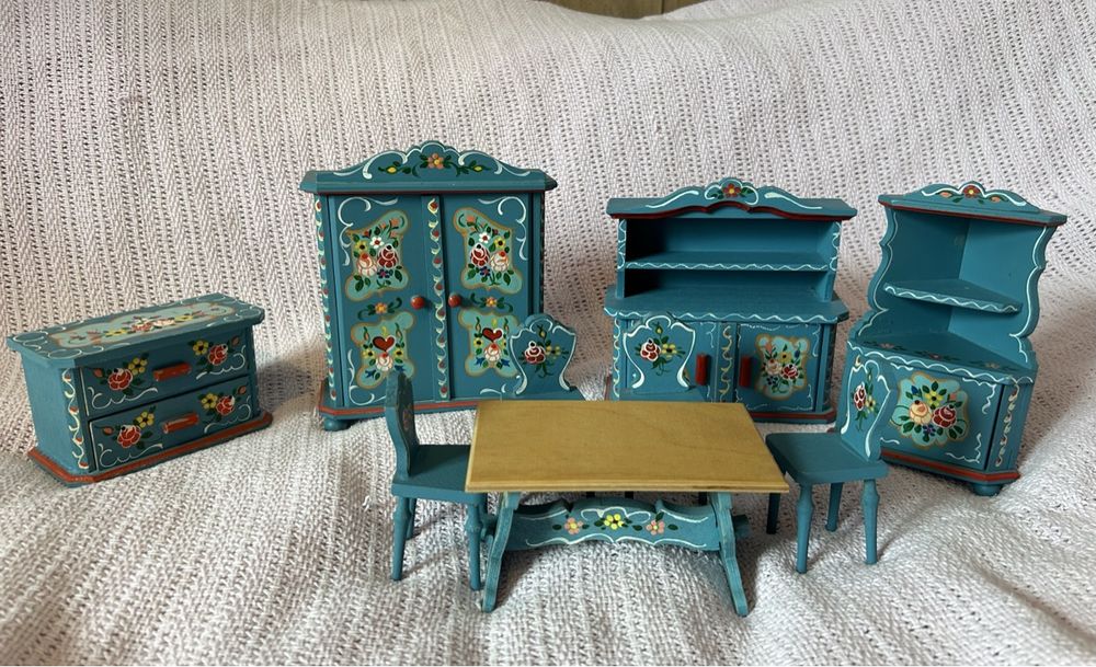 Retro Mini Couch Für Puppenhaus – Dunkelgrüner Metall-Sessel Im Maßstab 1:12