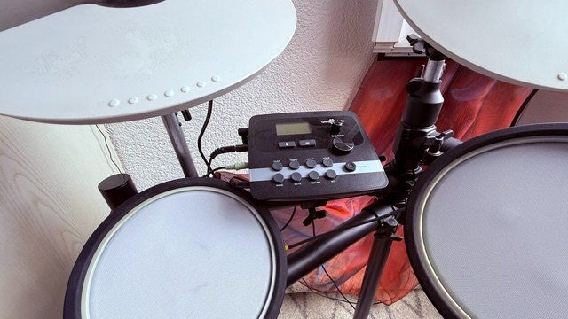 Instruments de musique: E-Schlagzeug, mit Kopfhörer – D'occasion à Gümligen par caesar07 2