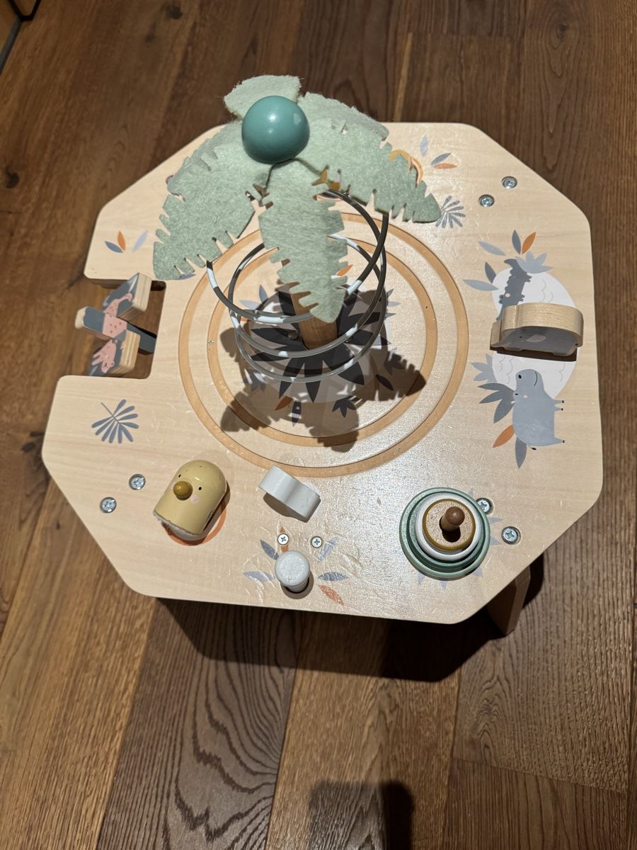 Spielzeuge: Spieltisch aus Holz – Gebraucht aus Arisdorf von urs_n2xv 1