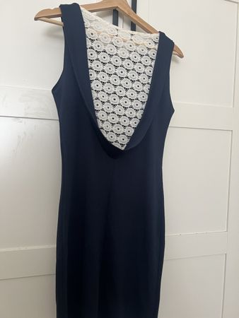 robe bleu marine , dentelle dos, taille 38