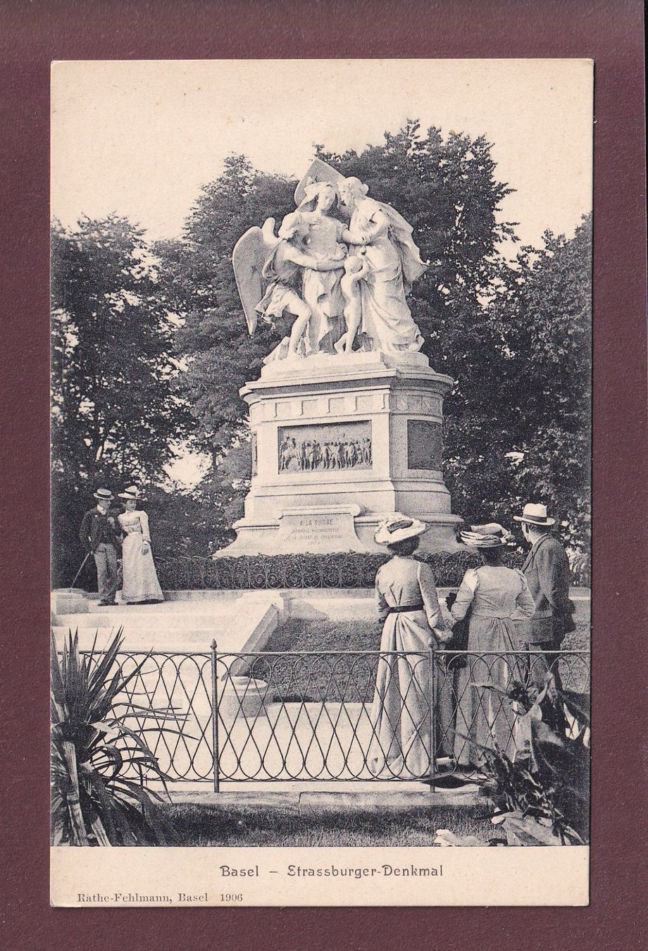 Cartoline postali: BASEL - Strassburger Denkmal - Leute – Usato da Pully venduto da nicecards