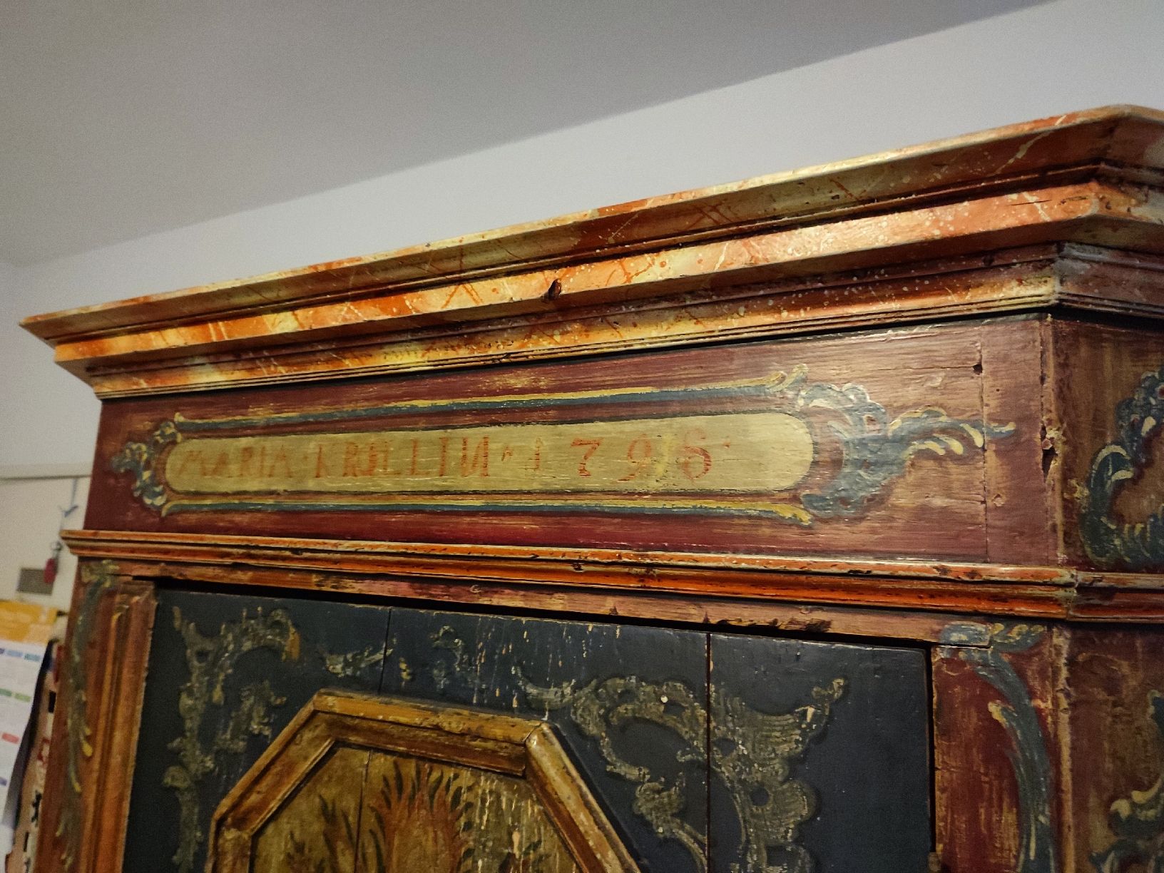 Armadi: Antico armadio decorato – Usato da Ascona venduto da Artik3 9