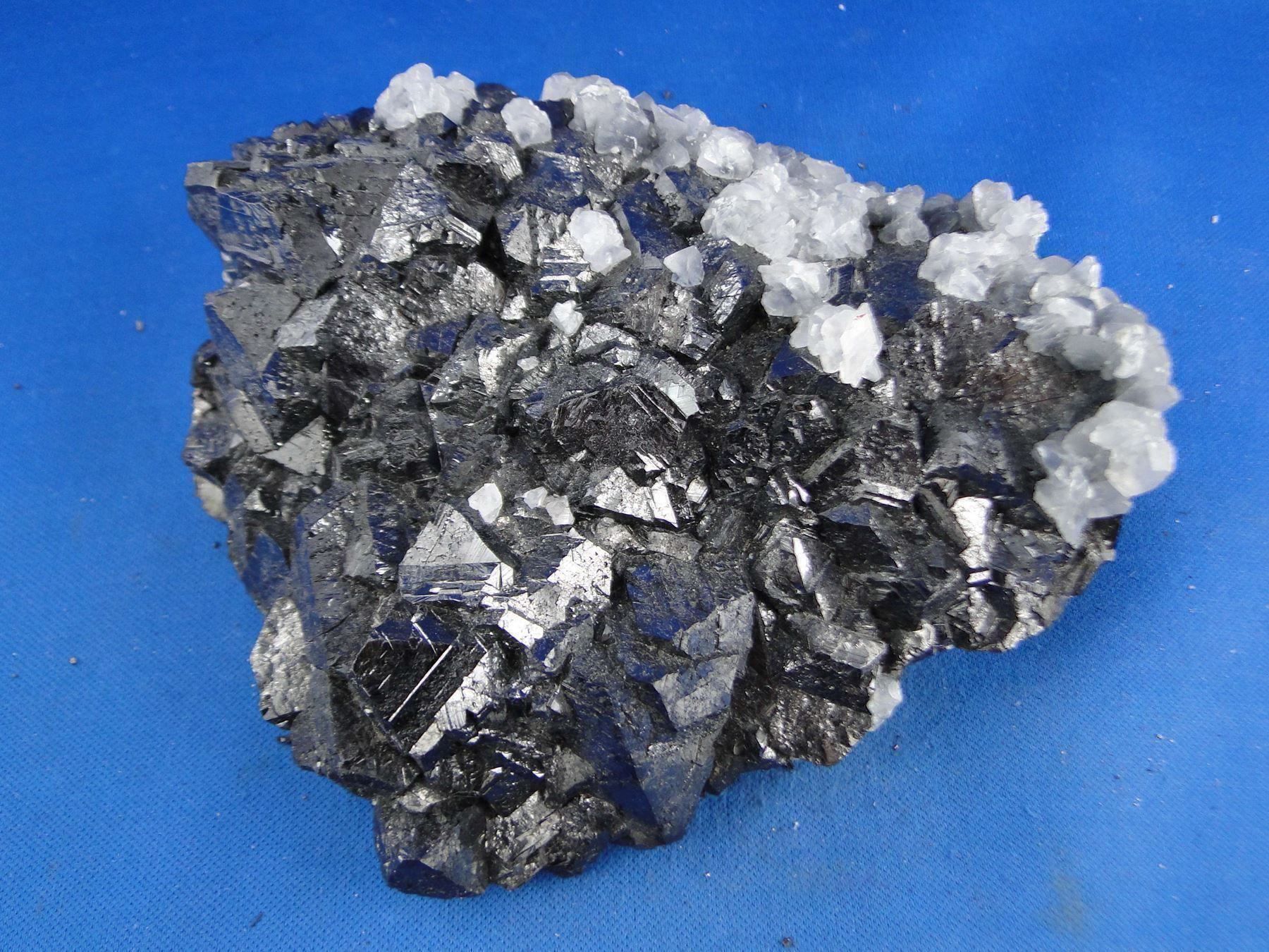 Minerali & Pietre curative: Sphalerit mit Calcit (UV-Pink) – Usato da Schinznach Bad venduto da Demerald