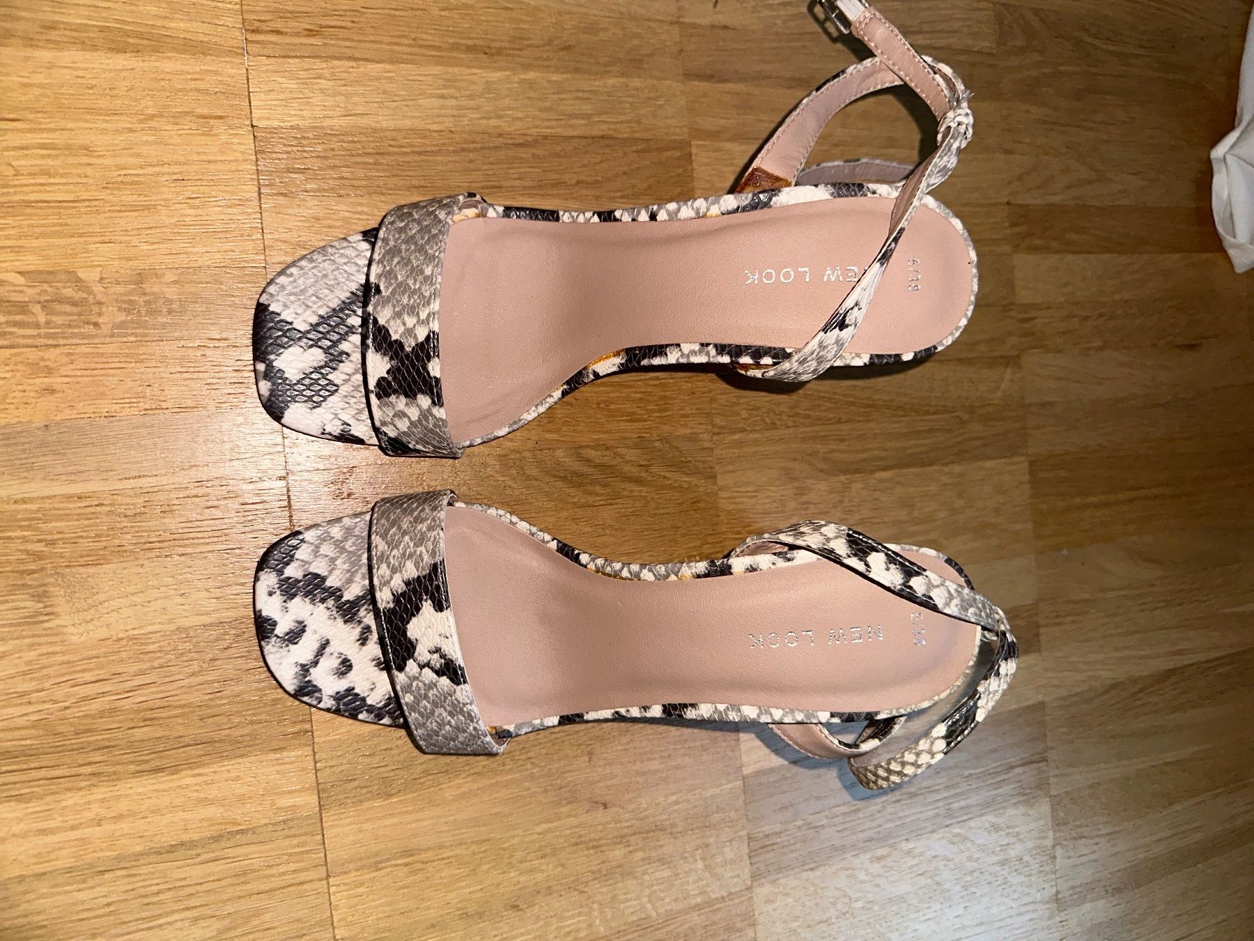 Scarpe da donna: Sandaletten / Schlangenoptik / Gr. 38 – Usato da Regensdorf venduto da sofia681 1