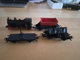 Modelleisenbahn Dampflokomotive mit drei Güterwagen