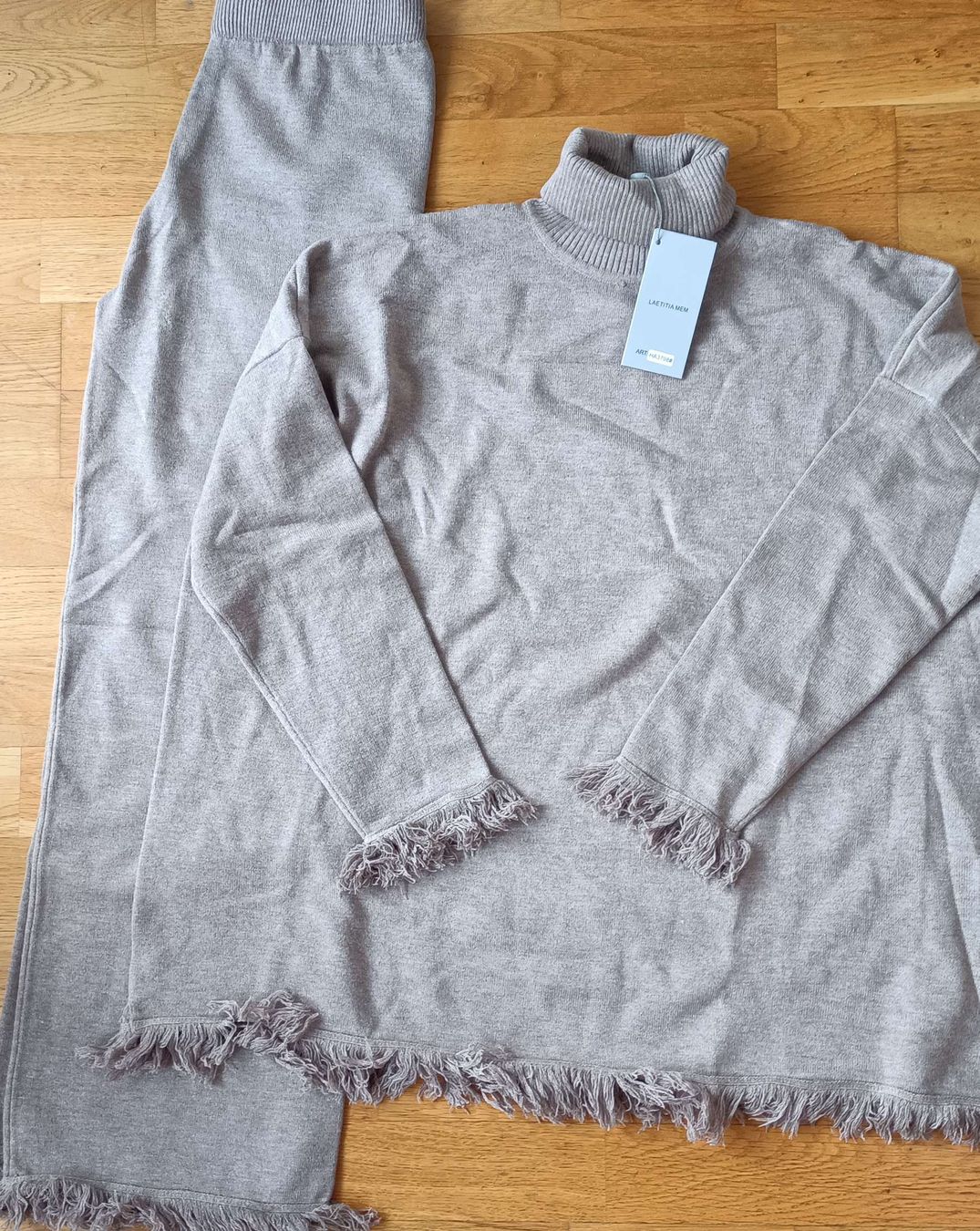 Lotti di vestiti: Ensemble pull et pantalon à franges, neuf avec étiquette – Nuovo e nell'imballaggio originale da La Chaux-de-Fonds venduto da Luxary.25cachmirepro