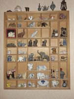 Setzkasten mit Figuren (Elefanten, Miniaturgeschirr usw)