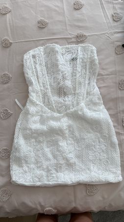 Robe bustier blanche en dentelle avec laçage au dos