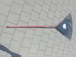 Gartenrechen , Laubrechen  mit Stiel , wie Neu......