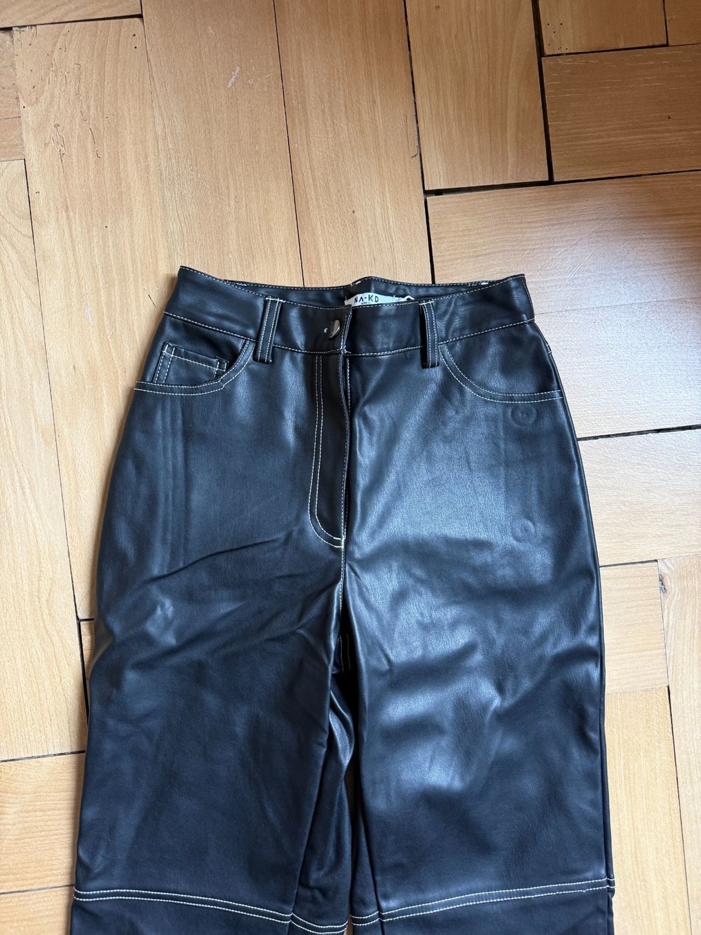 Na-kd Pantaloni: NA-KD - Kunstleder Hose schwarz 34 NEU – Nuovo e nell'imballaggio originale da Zürich venduto da Diazaio 1