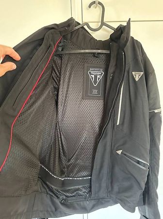 Motorradjacke mit integriertem Rückenpanzer