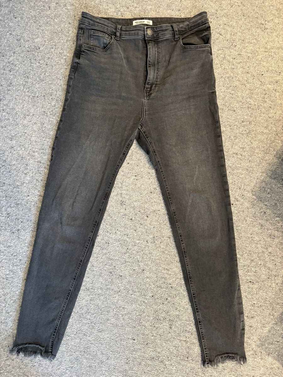 Pull&Bear Jeans: Graue Pull&Bear Jeans Damen Gr. 40 Fransen Saum Sommer – Usato da Ebertswil venduto da shushuj