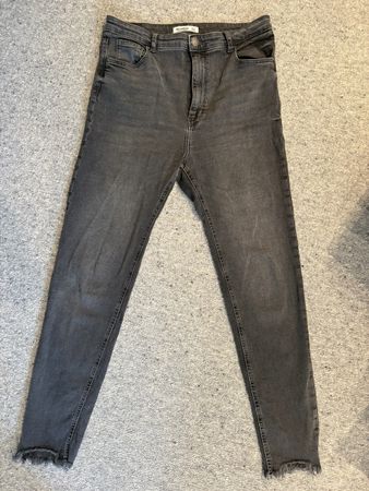 Graue Pull&Bear Jeans Damen Gr. 40 Fransen Saum Sommer