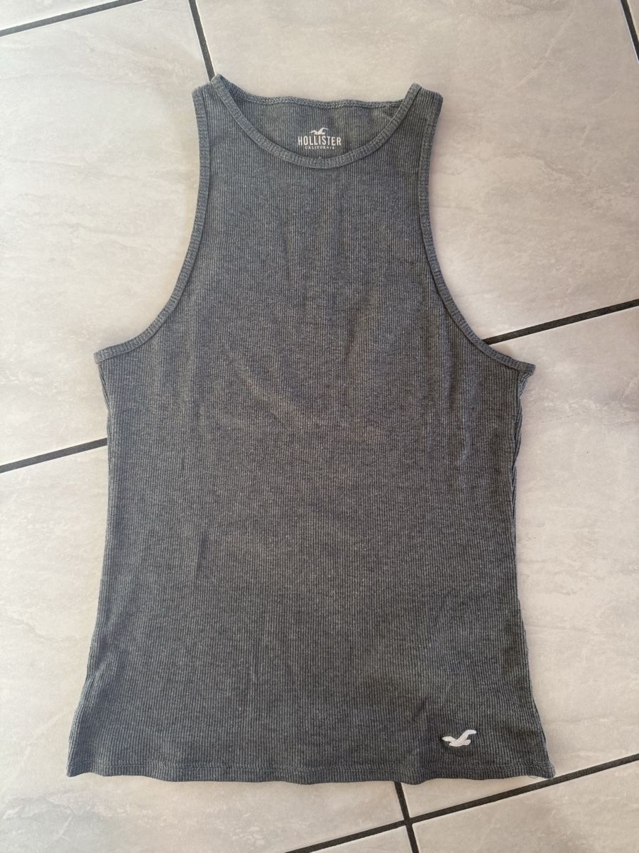 Hollister Tops: Hollister Top, Graues Tanktop – Gebraucht aus Hergiswil NW von kaufe_bei_kaufmann