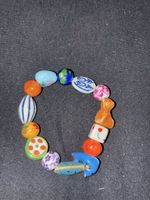 Armband mit bunten Keramikperlen, Tier- und Weltkugelmotiv