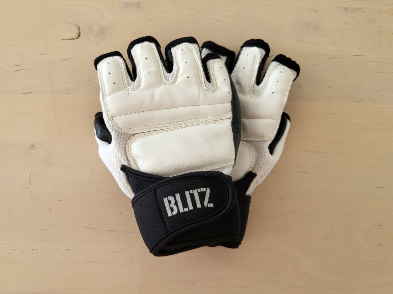Guanti & manicotti: Blitz Kampfsport Handschuhe Weiss - MMA Grappling Handschuhe – Usato da Riddes venduto da Grumpyrelie