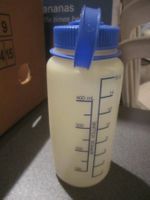 Flasche weiss/blauer Deckel