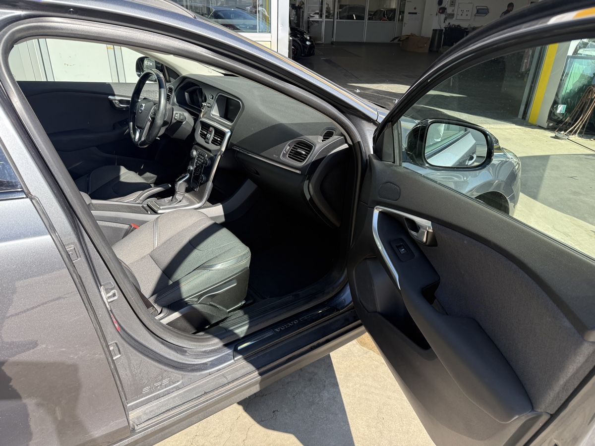 Volvo Autos: Volvo V40 CC Automat – Gebraucht aus Oberwil BL von anzelmo 2