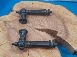 2 antike Tür Drücker - Lochteile, Gusseisen (4174#TBS1)
