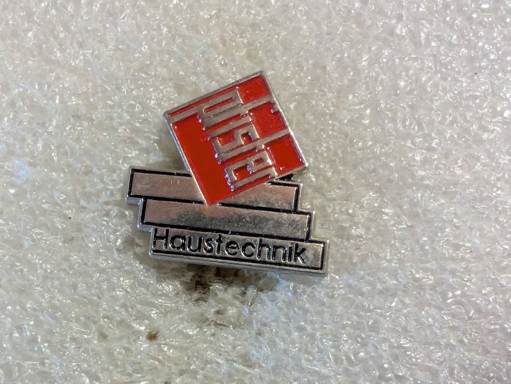 Placchette & Badge: Ansteckpin 102: Pfister Haustechnik – Usato da Oppligen venduto da Pin-Fall-Shop