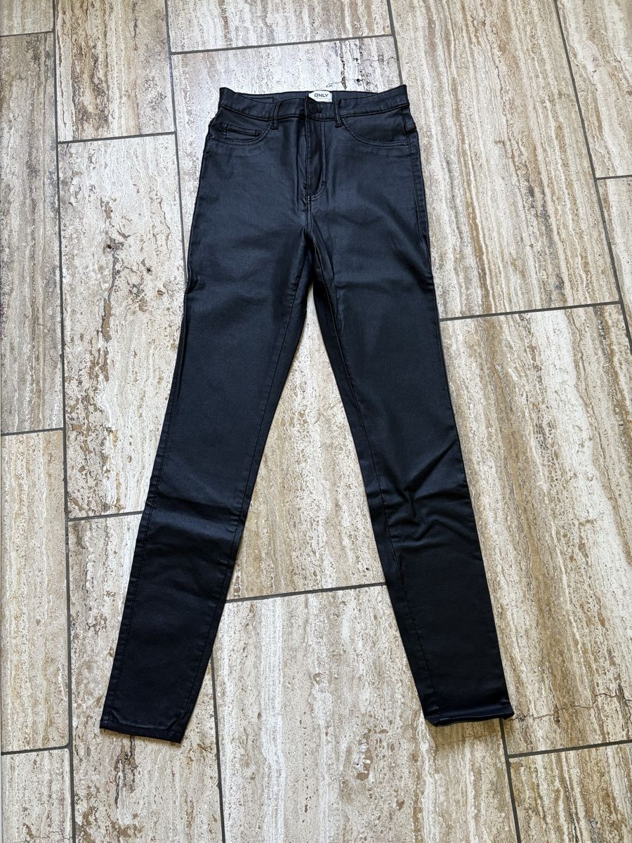 Only Pantaloni: Only Lederimitat Jeans Gr. M/32 – Usato da Nürensdorf venduto da Yellowstone09