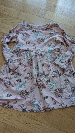 Süsses Kinderkleid rosa mit Einhorn & Blumenprint, Gr. 110
