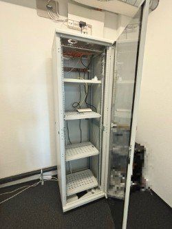 Racks & Cavalletti: Netzwerkschrank – Usato da Wollerau venduto da sioro.ag 1