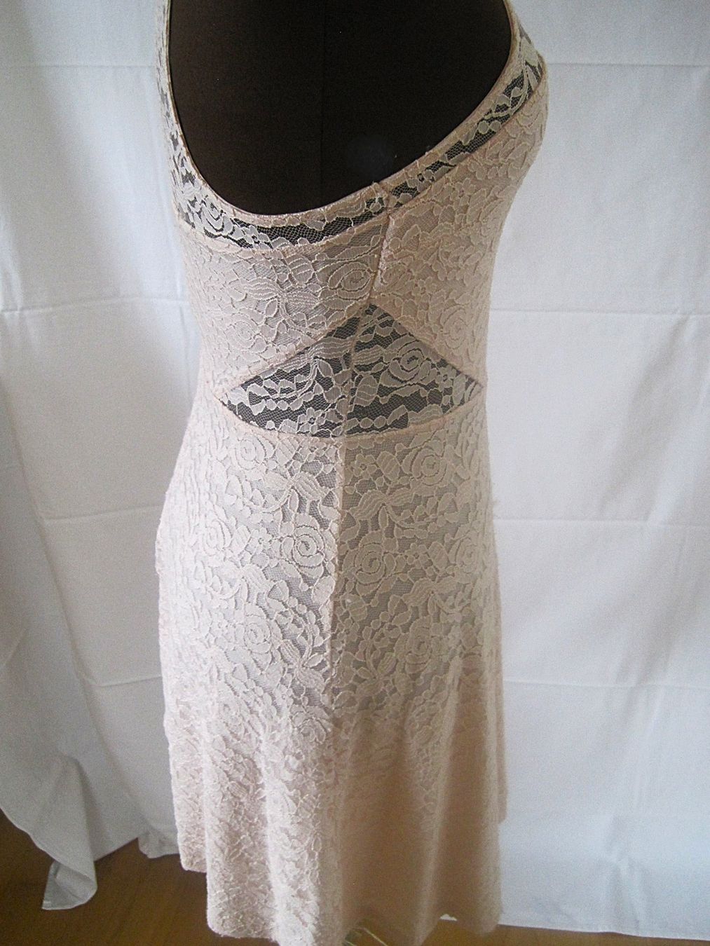Kleider: Elegantes Spitzenkleid hellrosa mit Racerback & Reissverschl – Gebraucht aus Rickenbach Sulz von Sodeli23 2