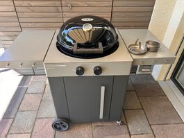 Outdoorchef Arosa 570G mit Original-Abdeckhaube & Lenkrollen