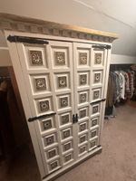Massives weisser Spanischer Schrank im Shabby Chic Look.