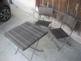 Gartentisch mit 2 Stühlen abgenutzt