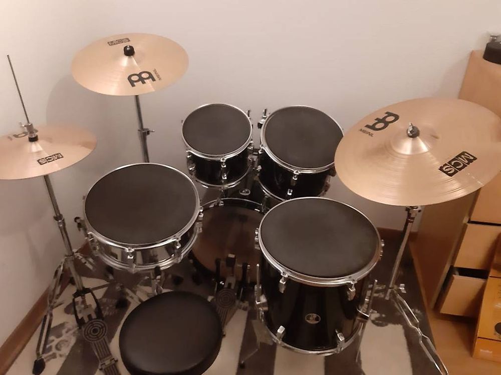 Schlagzeug 20" Sonor 507 online in schwarz mit Becken