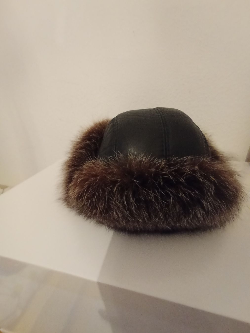 Hüte, Mützen & Caps: Bonnet en fourrure et cuire. – Neu (gemäss Beschreibung) aus Fribourg von mal_8zjh